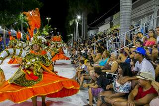 Público assiste desfile de escola de samba em Corumbá, o mais tradicional de MS (Foto: Divulgação)