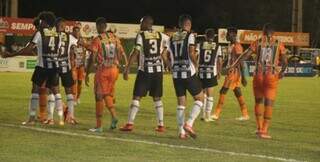 Movimentação de jogadores na área no primeiro jogo entre os dois clubes (Foto: Operário FC)