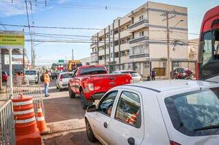 Trânsito tumultuado na Rua Rui Barbosa após acidente. (Foto: Henrique Kawaminami)
