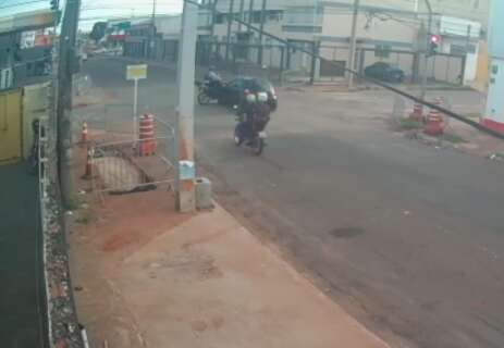 Imagem mostra condutora furando sinal e motociclista arremessado em acidente 