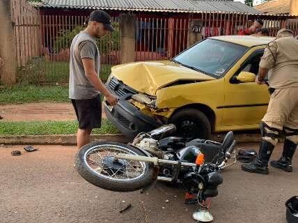 Passageira de moto &eacute; arremessada por 10 metros com colis&atilde;o em carro estacionado 