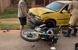 Passageira de moto &eacute; arremessada por 10 metros com colis&atilde;o em carro estacionado 