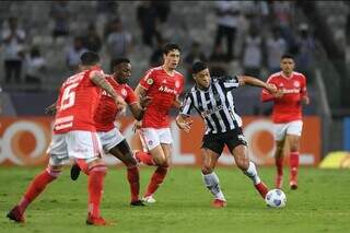 Atacante do Atlético MG, Hulk, deixando quatro colorados para trás. (Foto: Fred Magno- O Tempo)