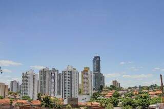 Amanhecer com céu claro visto da região da Rua Joaquim Murtinho (Foto: Marcos Maluf)