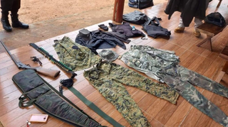 Armas e roupas apreendidas pela polícia paraguaia (Foto: divulgação)