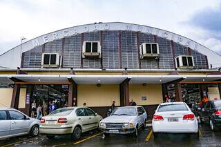 Homem apanha de tr&ecirc;s no Centro e foge para dentro do Mercad&atilde;o Municipal