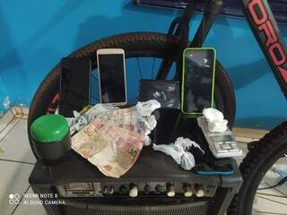 Dinheiro, celulares e bicicletas foram apreendidas na residência. (Foto: Divulgação)