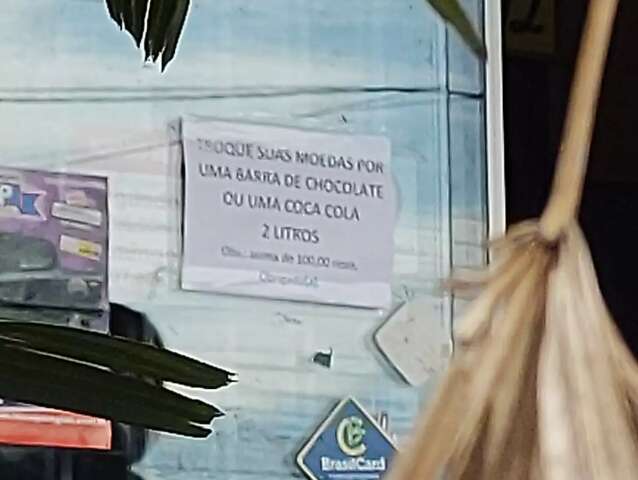 Em falta, mercado oferece chocolate e refrigerante para quem trocar moedas