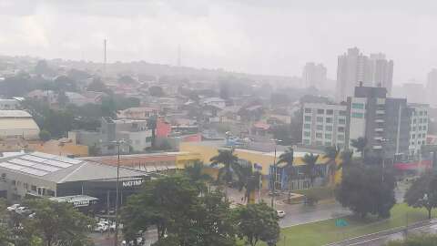Sob alerta de temporal, tarde começa com chuva em Campo Grande