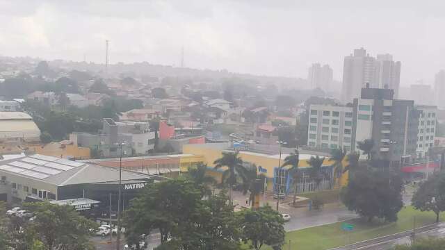 Sob alerta de temporal, tarde come&ccedil;a com chuva em Campo Grande