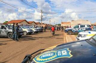 Movimentação de guardas municipais e policiais militares no residencial onde o rapaz foi baleado. (Foto: Henrique Kawaminami) 