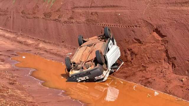 Após aquaplanagem, motorista perde controle da direção e capota carro