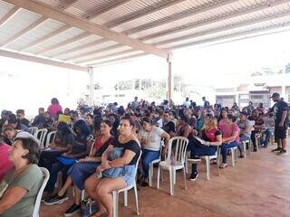 Candidatos às vagas do atacarejo no Bairro Jardim Noroeste. (Foto: Caroline Maldonado)