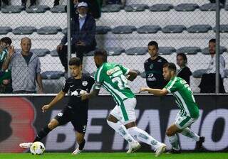 Disputa de bola durante a partida desta noite. (Foto: Vinicios Oliveira)