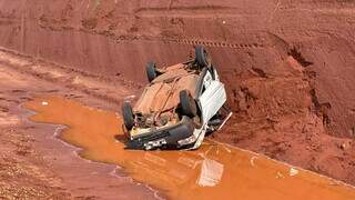 Carro parou com as rodas para cima após capotagem. (Foto: Jornal da Nova)