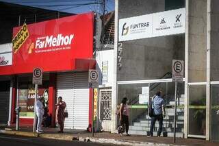 Chegada de trabalhadores à sede da Funtrab na Capital. (Foto: Marcos Maluf)