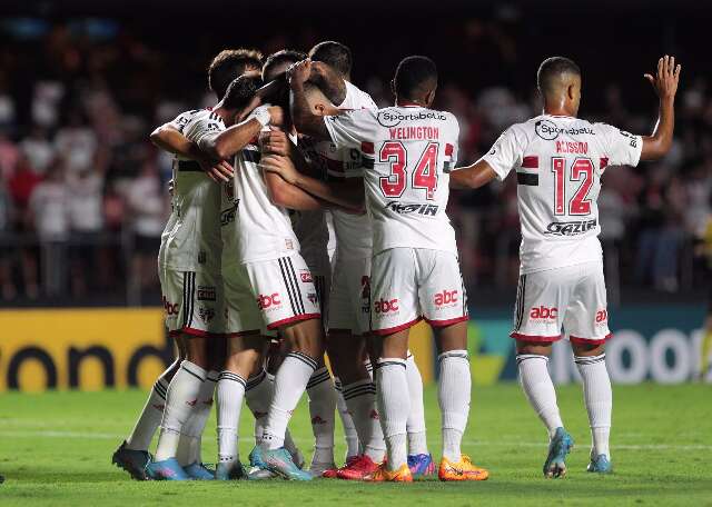 S&atilde;o Paulo goleia Athletico-PR e assume lideran&ccedil;a do Campeonato Brasileiro