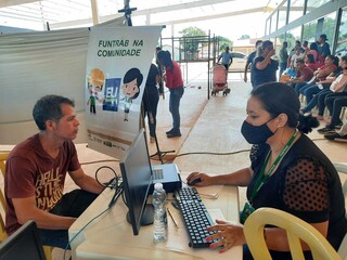 Luiz Augusto Bueno, de 46 anos, durante atendimento por equipe da Funtrab. (Foto: Caroline Maldonado)