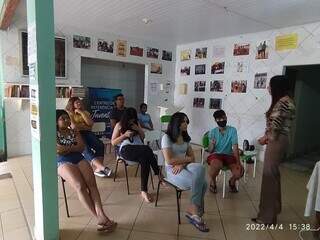 Jovens durante curso realizado na associação de moradores. (Foto: Direto das Ruas)