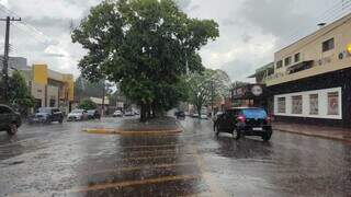 Chuva desta tarde na área central de Dourados. (Foto: Helio de Freitas)