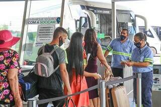 Passageiros aguardando embarque na rodoviária da Capital (Foto: Henrique Kawaminami/Arquivo)