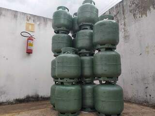 Botijões de gás de 13 kg em depósito da Capital. (Foto: Liniker Ribeiro/Arquivo)