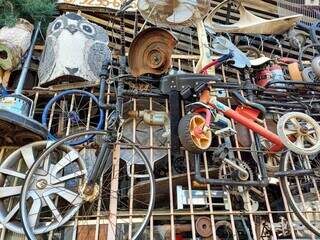 Bicicleta feita com canos de ferro foi inserida entre as grades. (Foto: Aletheya Alves)