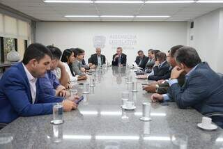 Secretários Flávio Britto (Saúde) e Eduardo Rocha (Governo) participaram do encontro.
