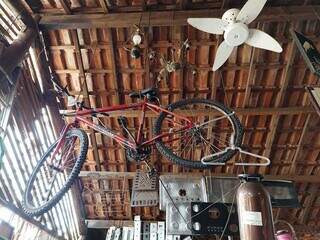 Até bicicleta foi parar na área de exposição da residência. (Foto: Aletheya Alves)
