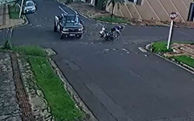 Motociclista &eacute; arremessado depois de bater em camionete que invadiu preferencial