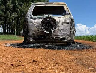 Carro incendiado antes de Anderson cometer suicídio. (Foto: O Correio News)