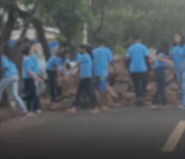Crianças são colocadas para carregar blocos de cimento em escola 