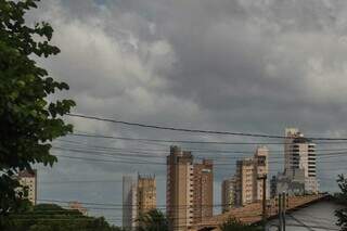 Céu com algumas nuvens na região central da Capital. (Foto: Henrique Kawaminami)