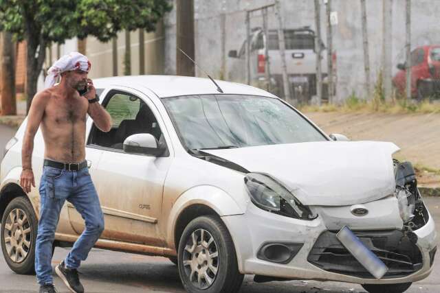 Condutor não vê placa de "pare", atinge Ford Ka e Tiggo tomba em cruzamento 