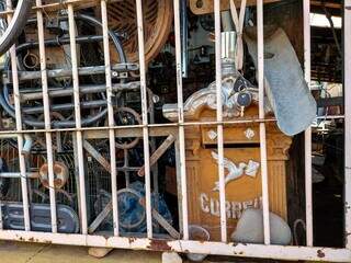 Caixa antiga dos Correios divide espaço com peças internas de fogões. (Foto: Aletheya Alves)