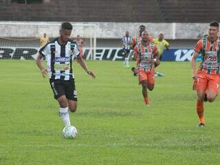 Jogador do Operário tenta escapar da marcação no jogo contra Naviraiense (Foto: Davi Cenciarelli/Operário FC)