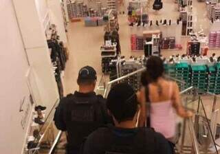 Usando muleta, mulher finge ter defici&ecirc;ncia e rouba quase R$ 300 em bolsas