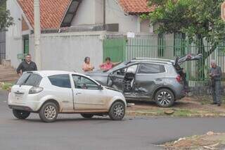 Acidente no Jardim São Lourenço deixou condutor do Ford Ka ferido. (Foto: Marcos Maluf)