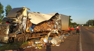 Caminhão ficou totalmente destruído. (Foto: Divulgação / JP News)