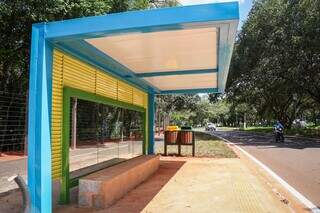 Novo ponto de ônibus no Parque dos Poderes, em Campo Grande. (Foto: Henrique Kawaminami)