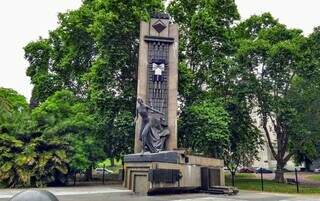 No Cemitério da Recoleta: Monumento com estatua de Evita Perón, líder política e símbolo da Argentina (Foto: Reprodução)