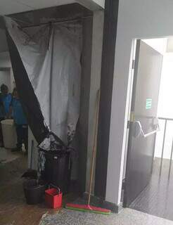 Durante chuvarada, muita água rolou do teto em frente ao gabinete do deputado Evander Vendramini (PP); até lona foi usada para conter a goteira. (Foto: Direto das Ruas)