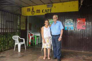Maria e Eumir em frente ao café localizado na Rua Imbirussu. (Foto: Paulo Francis)