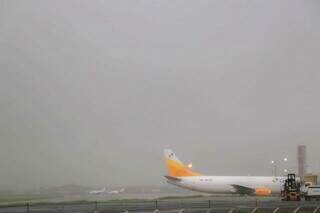 Avião estacionado sob chuva no Aeroporto Internacional da Capital. (Foto: Henrique Kawaminami)