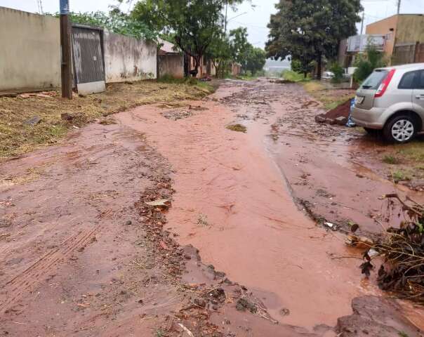 Ruas sem pavimenta&ccedil;&atilde;o se transformam em &ldquo;rios&rdquo; durante chuva na Capital