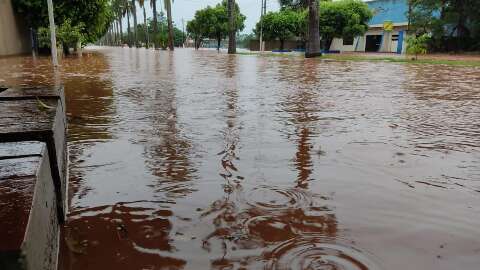 Batayporã é castigada por 118 milímetros de chuva em 12 horas e lagoa transborda