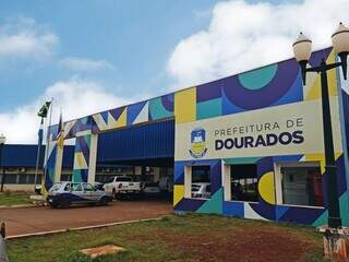 Fachada do prédio da prefeitura de Dourados, município distante 251 quilômetros da Capital. (Foto: Divulgação)