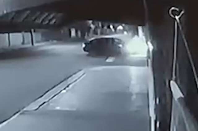 Imagens mostram momento de colis&atilde;o de carro em muro de oficina mec&acirc;nica