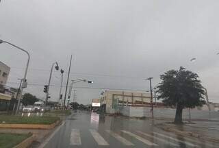 Manhã de quarta-feira nublada e com chuva em Dourados. (Foto: Helio de Freitas)