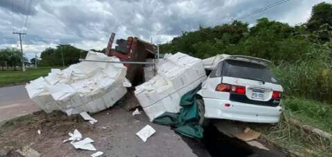 Carreta com 28 toneladas de celulose tomba e carga atinge carro com crianças